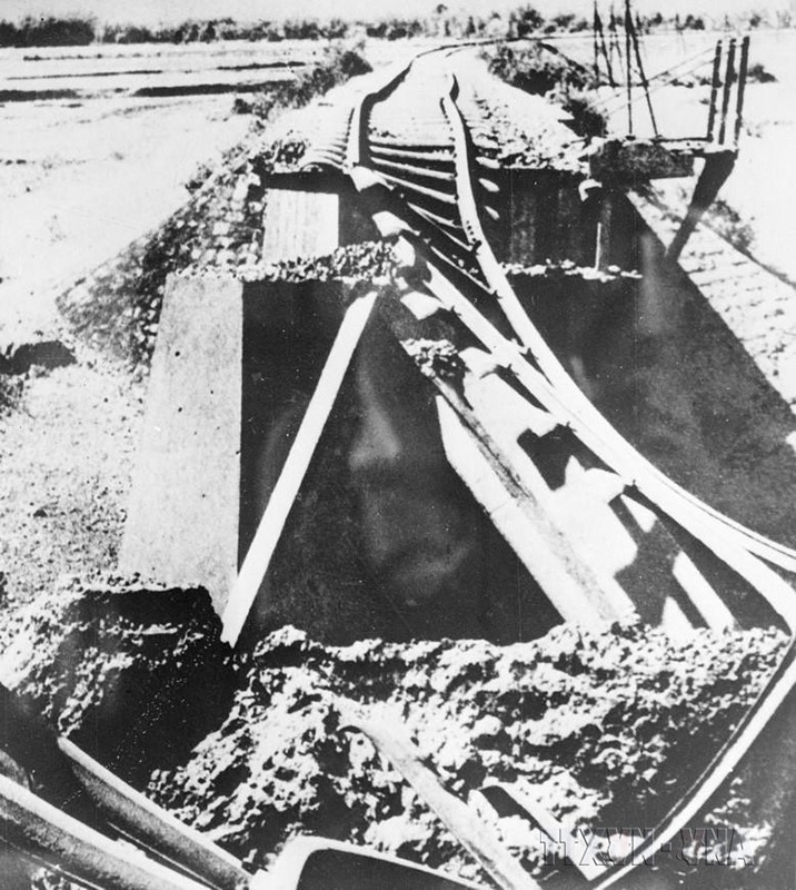 Đoàn tàu quân sự của Pháp bị bộ đội và du kích phá hủy trên đường số 5 (Hà Nội-Hải Phòng). (Ảnh: Tư liệu TTXVN)