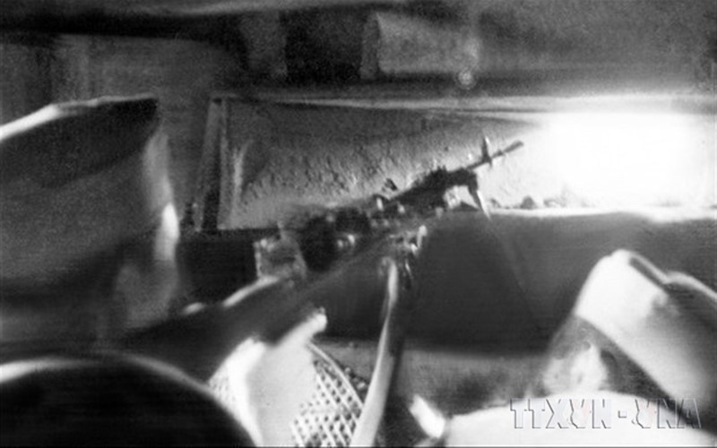 Trong những ngày toàn quốc kháng chiến, Thủ đô đã có những lực lượng bảo vệ: bộ đội chính quy, tự vệ chiến đấu, công an xung phong, tự vệ thành. Đặc biệt là sự ra đời của Trung đoàn Thủ đô. Trong ảnh: Các chiến sỹ vệ quốc đoàn chiến đấu bảo vệ Thủ đô. (Ảnh: Tư liệu TTXVN)