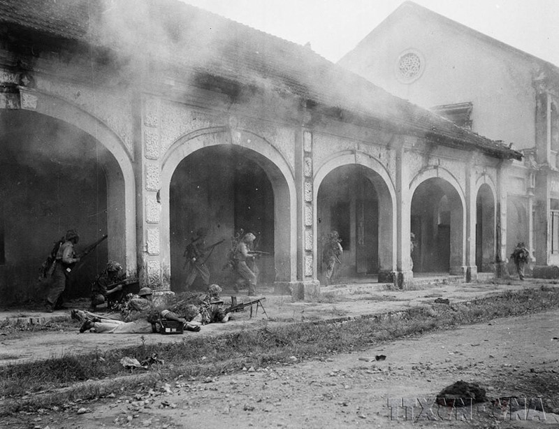 Vệ Quốc đoàn lập chốt chiến đấu tại chợ Đồng Xuân. (Ảnh: Tư liệu TTXVN)