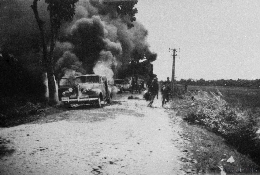 Cùng với Hà Nội, quân dân các địa phương khắp Bắc, Trung, Nam đã anh dũng đứng lên chống thực dân Pháp xâm lược. Trong ảnh: Đốt ôtô địch trong trận Giồng Dứa (Mỹ Tho), tháng 4/1947. (Ảnh: TTXVN)