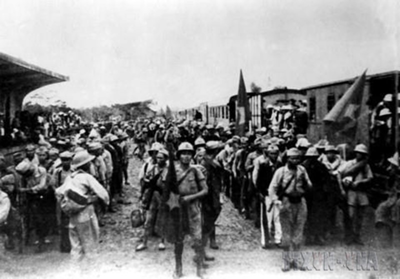 Ngày 26/9/1945, tại ga Hàng Cỏ, đoàn quân Nam tiến đầu tiên rời Hà Nội vào chi viện cho miền Nam, mở đầu cho phong trào Nam tiến, cả nước sát cánh cùng đồng bào Nam Bộ và Nam Trung Bộ đánh giặc cứu nước. (Ảnh: Tư liệu/TTXVN phát)