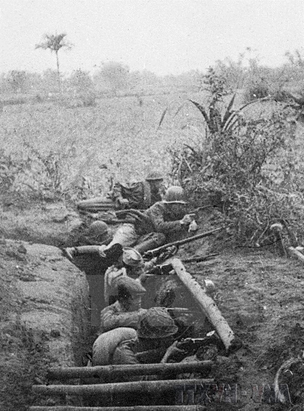 Ở Hà Nội, công tác chuẩn bị được tiến hành rất khẩn trương trước tình hình căng thẳng leo thang do quân Pháp đẩy mạnh các hành động gây hấn. Trong ảnh: Quân và dân Thủ đô đào công sự, sẵn sàng chiến đấu. (Ảnh: Tư liệu TTXVN)