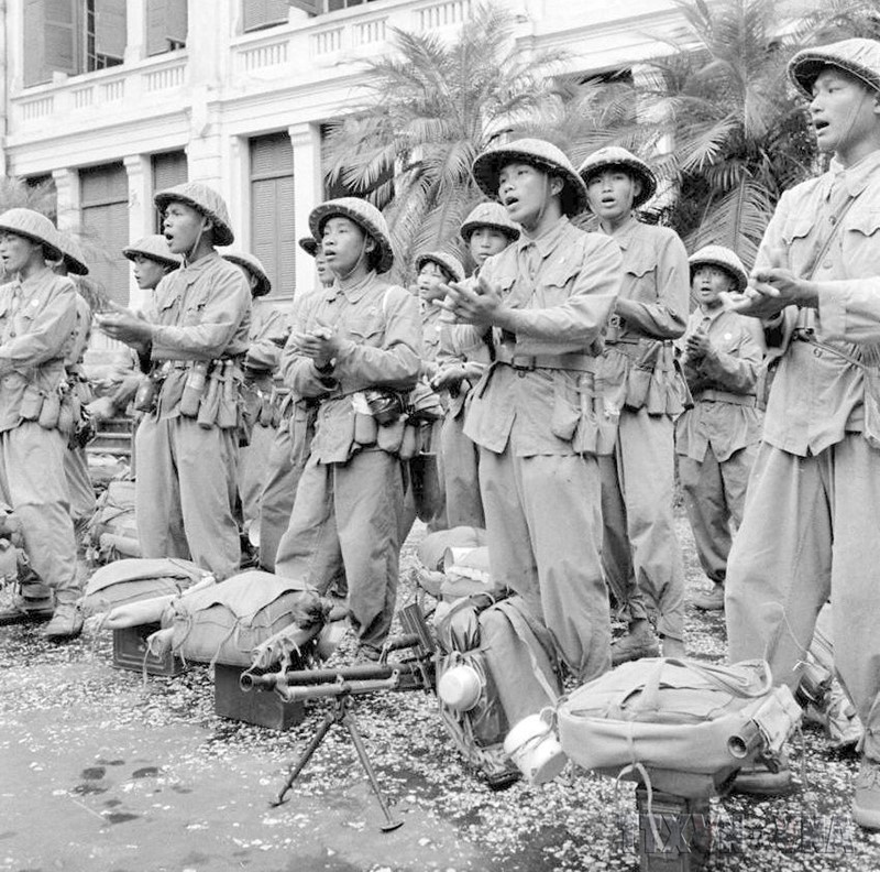 Bộ đội sẵn sàng chiến đấu bảo vệ Thủ đô trong những ngày đầu Toàn quốc kháng chiến, tháng 12/1946. (Ảnh: TTXVN phát)