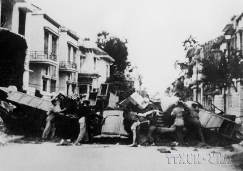 Thủ đô Hà Nội ngày ấy mỗi ngôi nhà là một pháo đài, mỗi đường phố là một chiến tuyến, mỗi người dân là một chiến sỹ. Trong ảnh: Bộ đội, tự vệ cùng nhân dân thành phố đắp lũy, dựng vật cản chặn quân Pháp trên phố Mai Hắc Đế. (Ảnh: Tư liệu TTXVN)