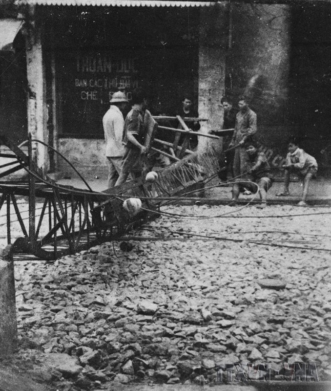 Quân và dân Thủ đô lập chướng ngại vật trên đường phố, sẵn sàng chiến đấu cản bước tiến của địch. (Ảnh: Tư liệu TTXVN)