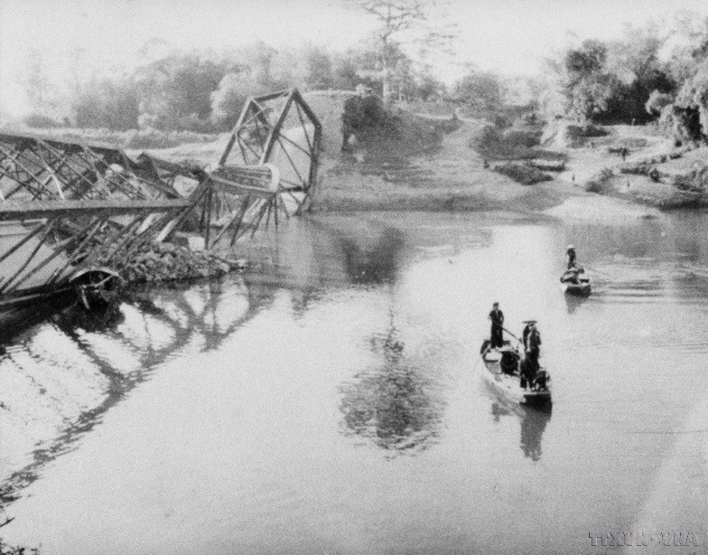 Trước tình hình căng thẳng leo thang do quân Pháp đẩy mạnh các hành động gây hấn, ngày 13/12/1946, Trung ương Đảng quyết định phải chuẩn bị cấp tốc để tiến hành chiến tranh toàn dân, toàn diện và trường kỳ, tiến hành Tiêu thổ kháng chiến để cản bước tiến của địch. Trong ảnh: Đánh sập cầu Đa Phúc (Vĩnh Phúc) để cản bước tiến của địch. (Ảnh: TTXVN)