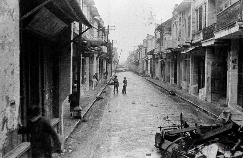 Phần lớn người dân Hà Nội đã được tản cư, chướng ngại vật được dựng lên ở khắp nơi. Thủ đô sẵn sàng chiến đấu chống lại quân xâm lược Pháp. (Ảnh: Tư liệu TTXVN)