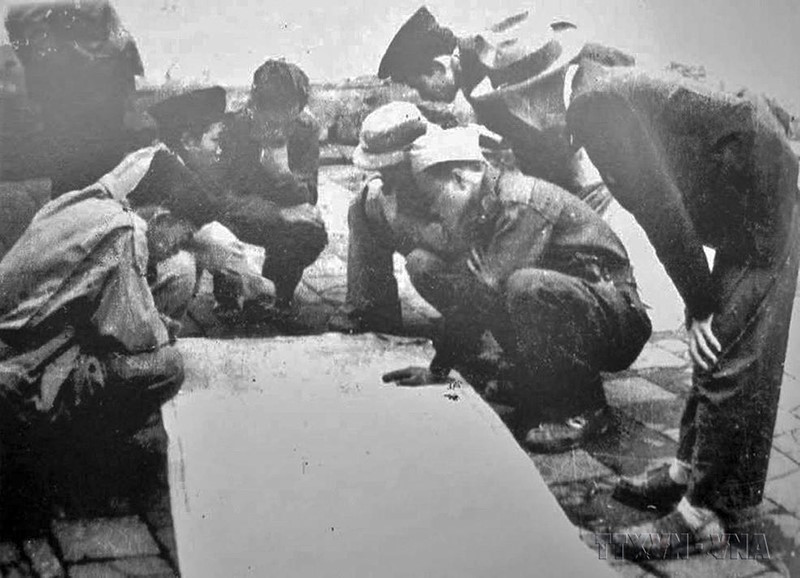 Ban chỉ huy Trung đoàn Thủ đô bàn kế hoạch tác chiến trong những ngày Toàn quốc kháng chiến. (Ảnh: Tư liệu/TTXVN phát)