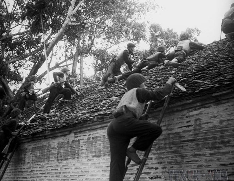 Cuộc chiến đấu anh dũng của quân dân Thủ đô trong 60 ngày đêm một lần nữa thể hiện rõ khí phách cha ông và hồn thiêng sông núi, làm rạng rỡ thêm hùng khí đất Thăng Long-Đông Đô-Hà Nội. Đó cũng tiêu biểu cho truyền thống cả nước đánh giặc, toàn dân ra trận với tinh thần thà chết chứ không chịu làm nô lệ. (Ảnh: Tư liệu TTXVN