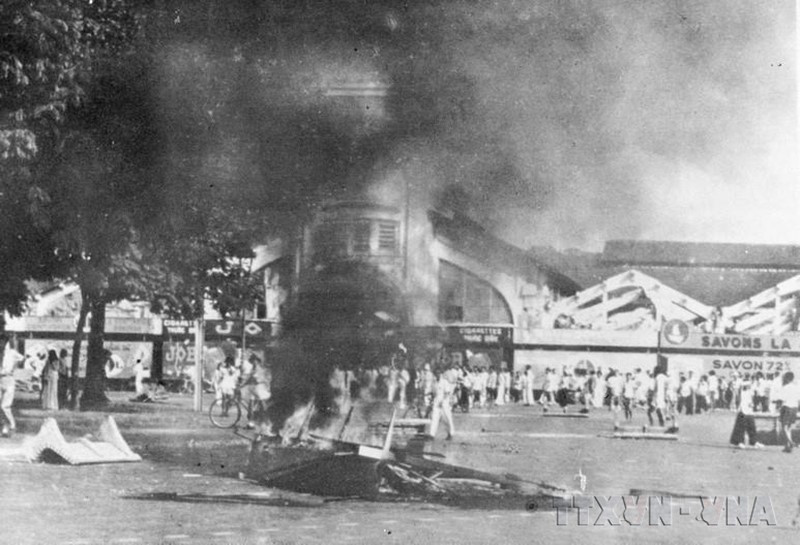 Với dã tâm cướp nước ta một lần nữa, ngày 23/9/1945, được sự giúp đỡ của quân Anh, thực dân Pháp nổ súng gây hấn ở Sài Gòn, mở đầu cuộc chiến tranh xâm lược Đông Dương lần thứ hai. Trong ảnh: Những ngày đầu kháng chiến ở Sài Gòn. (Ảnh: Tư liệu TTXVN)