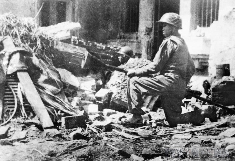 Hình ảnh chiến sỹ cảm tử quân, đoàn viên Thanh niên cứu quốc Hoàng Diệu ôm bom ba càng, sẵn sàng tiêu diệt xe tăng địch trên đường phố Hà Nội ngày 23/12/1946 mãi mãi là biểu tượng bất tử về cuộc chiến tranh nhân dân, mà ở đó mỗi người dân đều là chiến sỹ và sẵn sàng hy sinh vì Tổ quốc. (Ảnh: Nguyễn Bá Khoản/Tư liệu TTXVN)