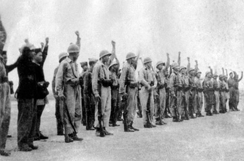 Trung đoàn Thủ đô chính thức được thành lập ngày 7/1/1947, giữa cuộc chiến kéo dài 2 tháng tại Hà Nội mở đầu Toàn quốc kháng chiến. Trong ảnh: Chiến sỹ Trung đoàn Thủ đô thề Quyết tử cho Tổ quốc quyết sinh để giữ vững Thủ đô. (Ảnh: Tư liệu/TTXVN phát)