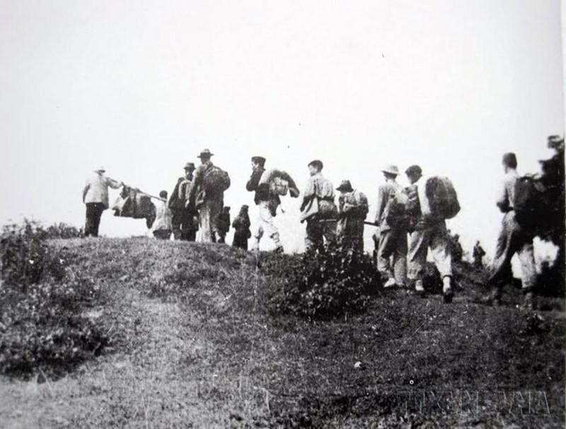 Đêm 17, rạng sáng 18/2/1947, lực lượng của Trung đoàn Thủ đô chia thành từng đơn vị nhỏ cùng nhân dân Liên khu phố I lặng lẽ đi dưới gầm cầu Long Biên, vượt sông Hồng, sông Đuống, bí mật vượt qua vòng vây an toàn lên chiến khu, kết thúc 60 ngày đêm giam chân quân Pháp trong lòng Hà Nội. (Ảnh: Tư liệu/TTXVN phát)