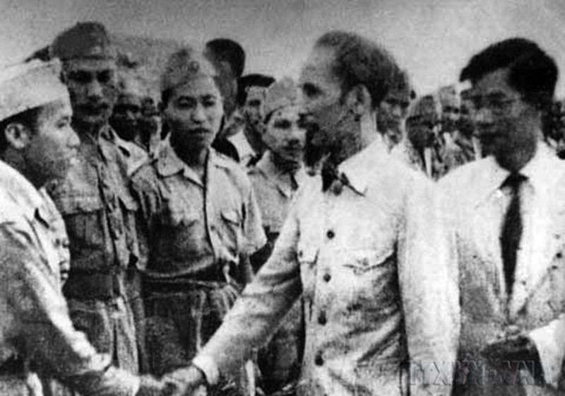 Chủ tịch Hồ Chí Minh đến thăm một đơn vị quyết tử của Hà Nội đầu năm 1947. (Ảnh: Tư liệu/TTXVN phát)