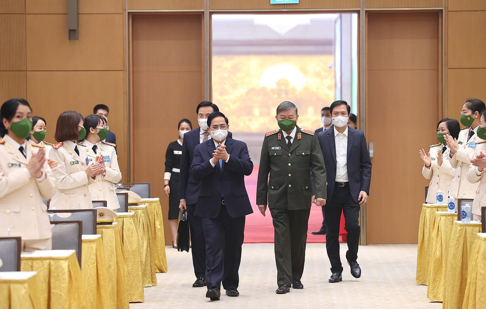 Thủ tướng Phạm Minh Chính đến dự buổi gặp mặt đoàn đại biểu dự Đại hội đại biểu Phụ nữ Bộ Công an lần IX. (Ảnh: Dương Giang/TTXVN)