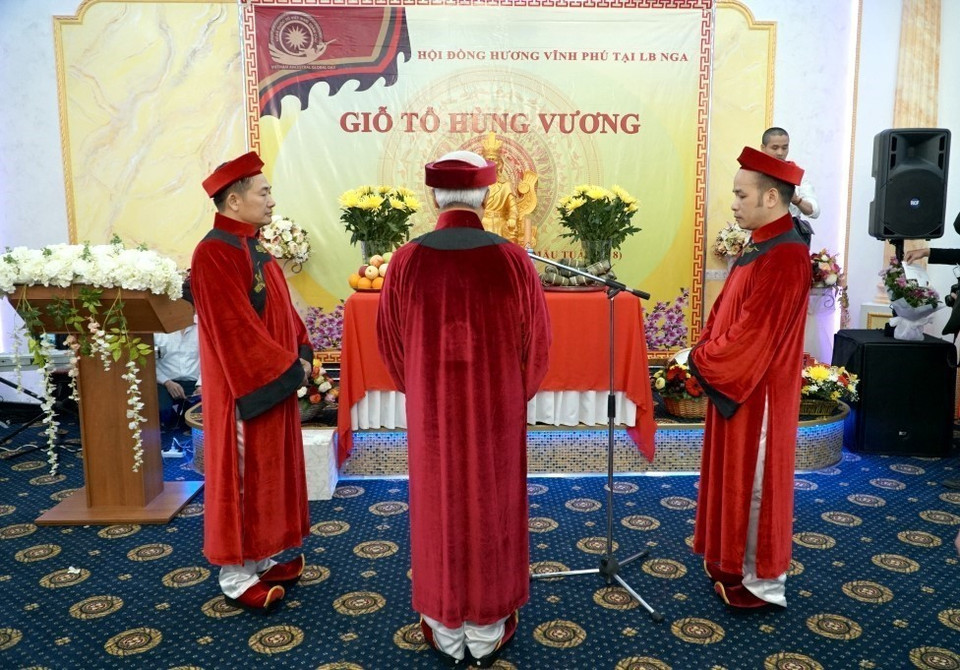 Ban liên lạc Hội đồng hương Vĩnh Phú cùng đông đảo bà con người Việt sinh sống tại Nga tổ chức Lễ giỗ Tổ Hùng Vương năm 2018, tại Đại sứ quán Việt Nam ở LB Nga. (Ảnh: Quang Vinh/TTXVN)