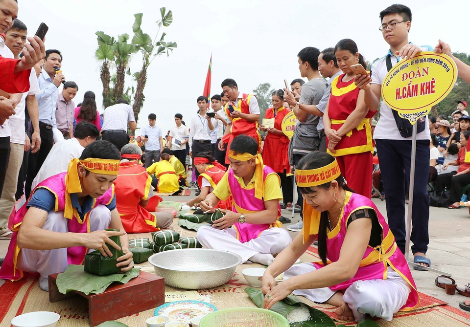 Hội thi gói, nấu bánh chưng và giã bánh giầy 2019 trong ngày giỗ Tổ Hùng Vương-Lễ hội Đền Hùng năm 2019, tại Khu Di tích lịch sử Quốc gia đặc biệt Đền Hùng (Phú Thọ). (Ảnh: Trung Kiên/TTXVN)