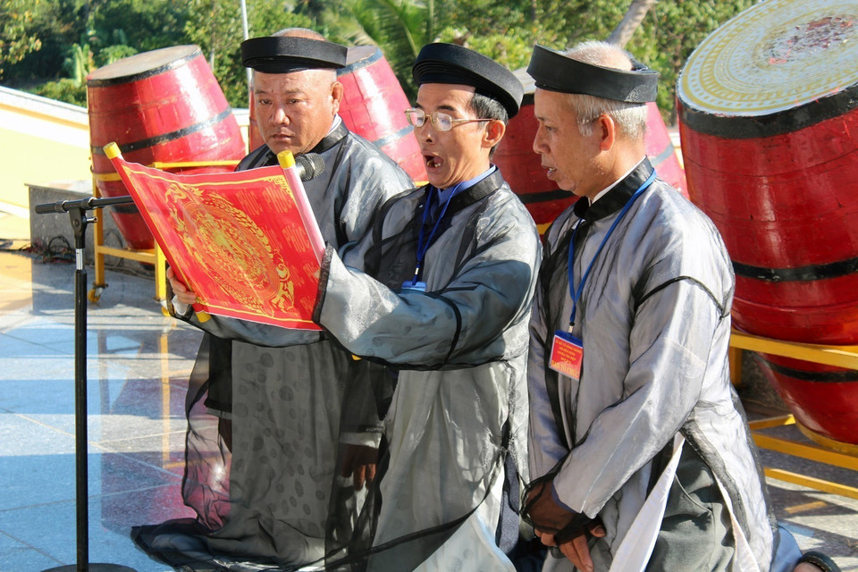 Đọc chúc văn tưởng nhớ công ơn các Vua Hùng trong Lễ giỗ Tổ Hùng Vương năm 2019 tại Khu Di tích lịch sử Đền Hùng, ấp Đông Bình, thị trấn Tân Hiệp, huyện Tân Hiệp, tỉnh Kiên Giang. (Ảnh: Lê Huy Hải/TTXVN)