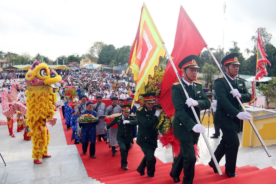 Rước và dâng lễ vật lên Quốc Tổ Hùng Vương trong ngày giỗ Tổ Hùng Vương năm 2017, tại Khu di tích lịch sử Đền Hùng, ấp Đông Bình, thị trấn Tân Hiệp, huyện Tân Hiệp, tỉnh Kiên Giang. (Ảnh: Lê Huy Hải/TTXVN)