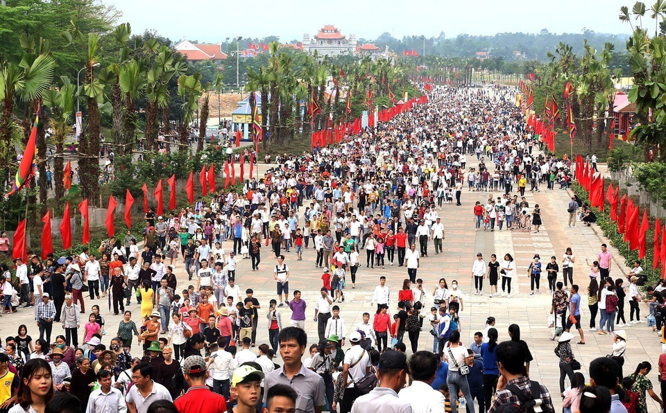 Người dân, du khách khắp mọi miền về Khu Di tích lịch sử Quốc gia đặc biệt Đền Hùng (thành phố Việt Trì, tỉnh Phú Thọ) để dâng hương, hoa, lễ vật tưởng nhớ công ơn các Vua Hùng trong ngày Giỗ Tổ Hùng Vương năm 2019. (Ảnh: Trung Kiên/TTXVN)