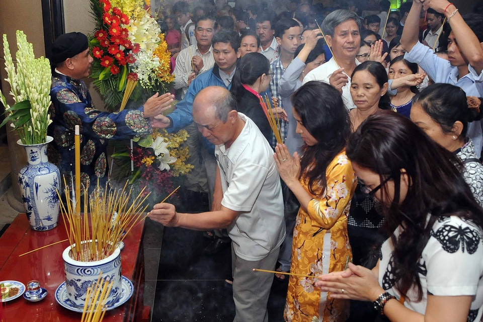Đông đảo các tầng lớp nhân dân TP Hồ Chí Minh dâng hương tưởng nhớ công ơn các Vua Hùng trong ngày giỗ Tổ Hùng Vương năm 2017, tại Công viên Lịch sử-Văn hóa dân tộc TP Hồ Chí Minh. (Ảnh: An Hiếu/TTXVN)