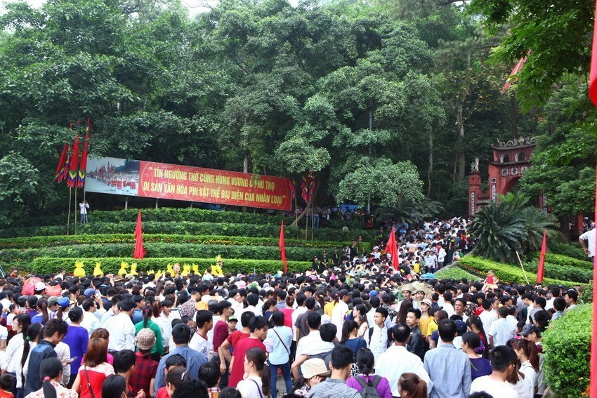 Đông đảo nhân dân và du khách thập phương về Khu Di tích lịch sử Quốc gia đặc biệt Đền Hùng dâng hương trong ngày giỗ Tổ Hùng Vương. (Ảnh: Quý Trung/TTXVN)