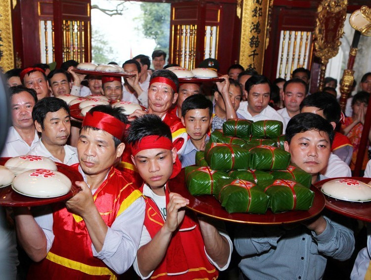 Dâng bánh chưng của huyện Cẩm Khê (Phú Thọ) và bánh giầy của tỉnh Hải Dương lên các Vua Hùng trong Lễ giỗ Tổ Hùng Vương - Lễ hội Đền Hùng năm 2014, tại Khu Di tích lịch sử Quốc gia đặc biệt Đền Hùng (Phú Thọ). (Ảnh: Quý Trung/TTXVN)