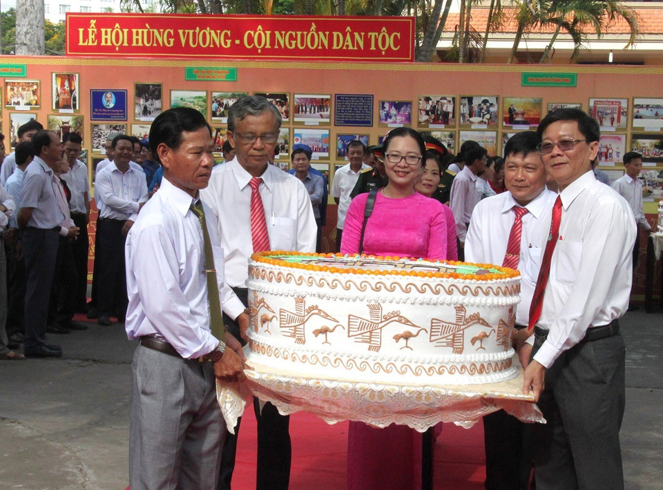 Ngày 12/4/2019, tỉnh Vĩnh Long tổ chức Lễ giỗ Tổ Hùng Vương năm 2019 với sự tham dự của đông đảo cán bộ, đoàn viên thanh niên và người dân địa phương. (Ảnh: Lê Thúy Hằng/TTXVN)