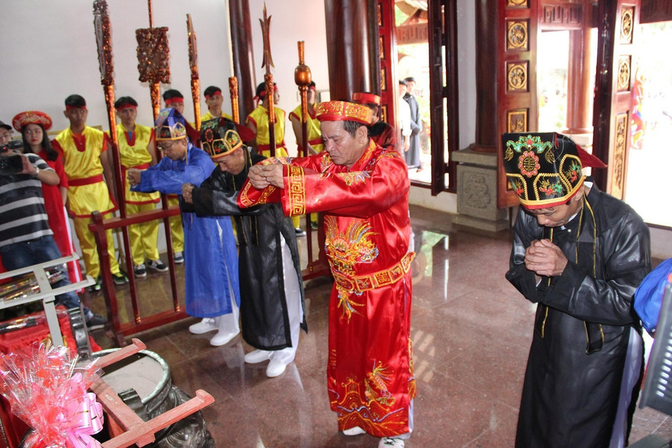 Nghi thức dâng hương tưởng nhớ công ơn các Vua Hùng tại lễ giỗ Tổ Hùng Vương ở Bình Phước. (Ảnh: K GỬIH/TTXVN)