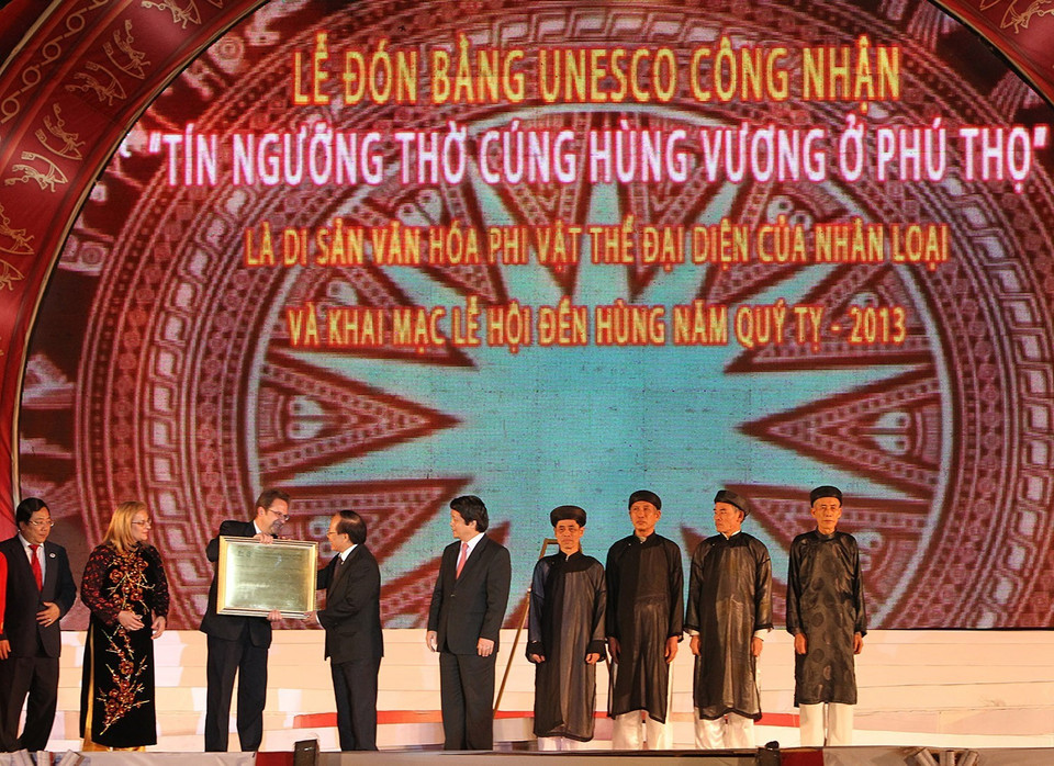 Đại diện Tổ chức UNESCO tại Khu vực châu Á - Thái Bình Dương trao Bằng của UNESCO công nhận “Tín ngưỡng thờ cúng Hùng Vương ở Phú Thọ là Di sản văn hóa phi vật thể đại diện của nhân loại” cho Việt Nam, tối 13/4/2013, tại Khu Di tích lịch sử Quốc gia đặc biệt Đền Hùng, tỉnh Phú Thọ. (Ảnh: Nguyễn Khang/TTXVN)