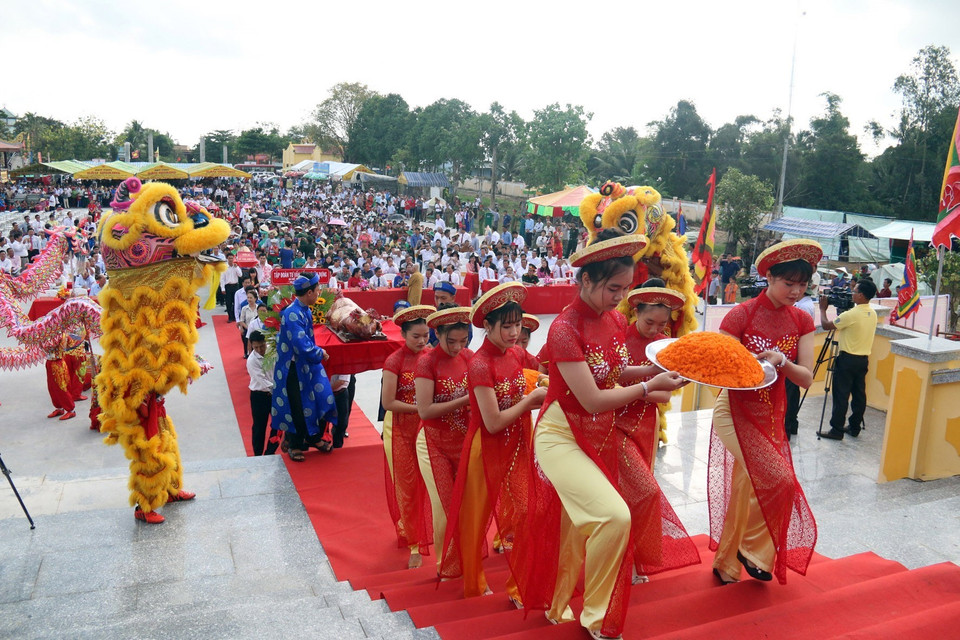 Rước và dâng lễ vật lên Quốc Tổ Hùng Vương trong ngày giỗ Tổ Hùng Vương năm 2017, tại Khu Di tích lịch sử Đền Hùng, ấp Đông Bình, thị trấn Tân Hiệp, huyện Tân Hiệp, tỉnh Kiên Giang. (Ảnh: Lê Huy Hải/TTXVN)