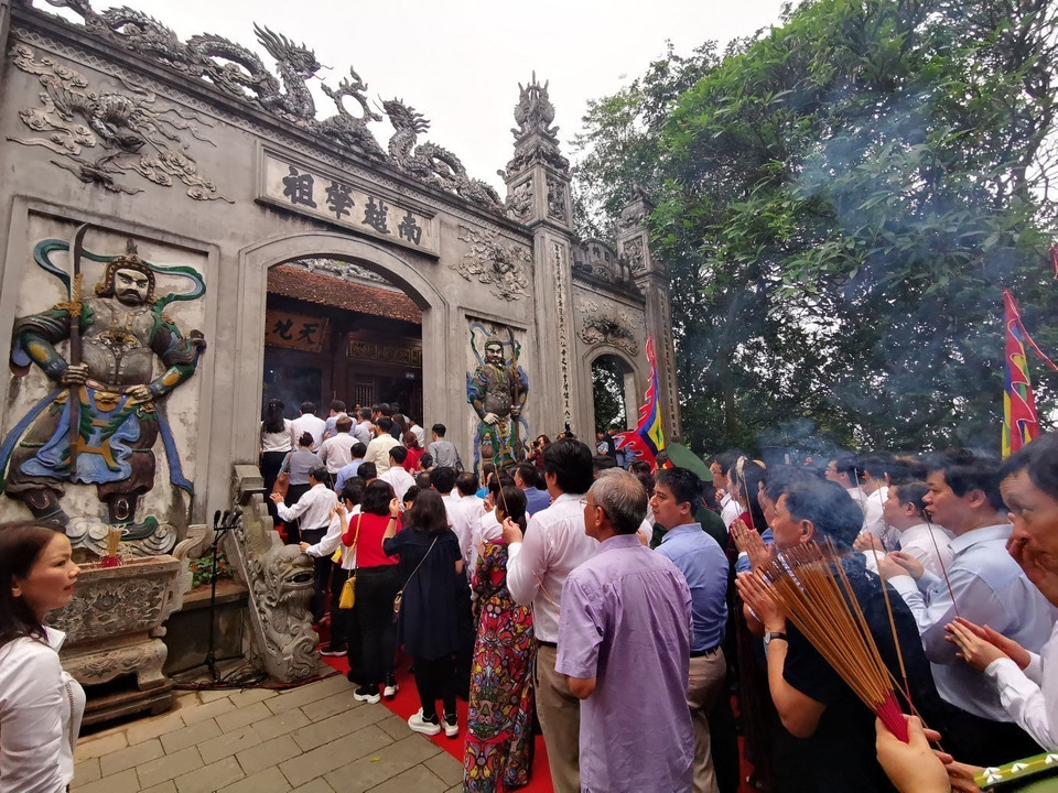 Sáng 14/4/2019 (tức 10/3 âm lịch), tại điện Kính Thiên trên đỉnh núi Nghĩa Lĩnh thuộc Khu Di tích lịch sử Quốc gia đặc biệt Đền Hùng, UBND tỉnh Phú Thọ thay mặt đồng bào cả nước tổ chức trọng thể Lễ dâng hương tưởng niệm các Vua Hùng. (Ảnh: Thành Đạt/TTXVN)