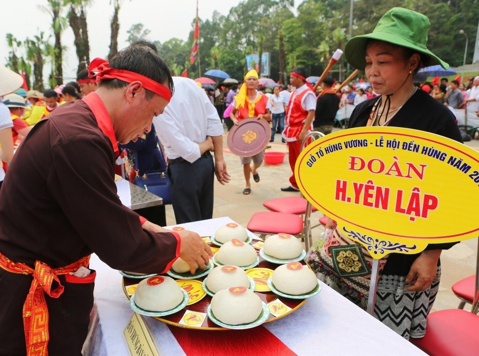 Hội thi gói, giã bánh giầy trong ngày giỗ Tổ Hùng Vương-Lễ hội Đền Hùng 2019 tại Khu Di tích lịch sử Quốc gia đặc biệt Đền Hùng (Phú Thọ). (Ảnh: Thành Đạt/TTXVN)