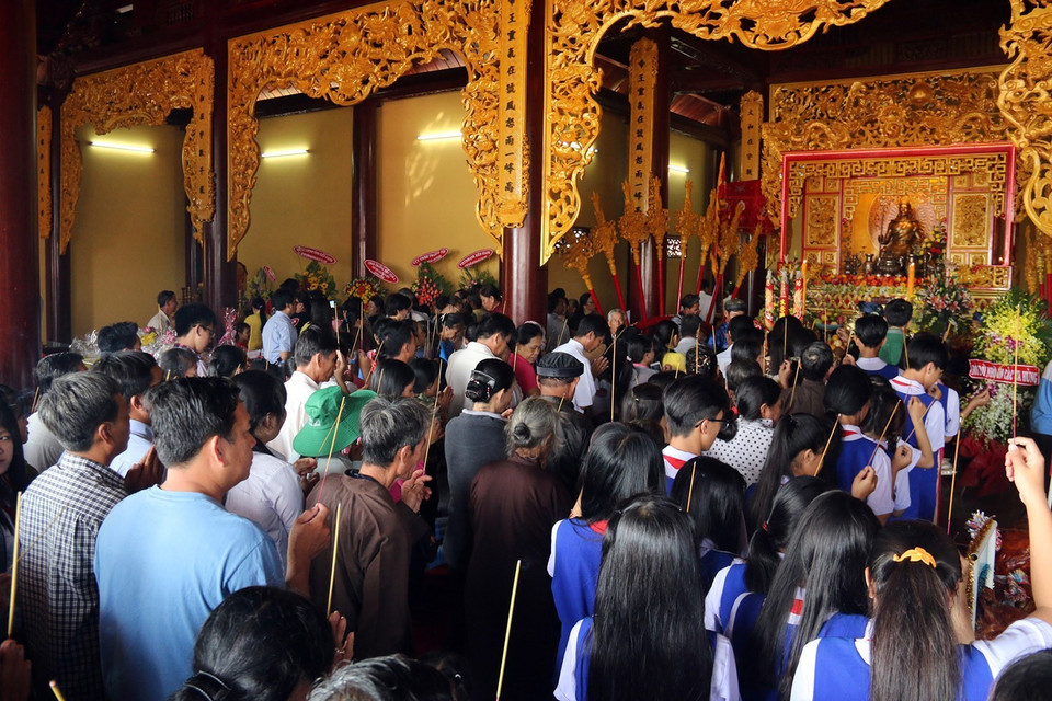 Đông đảo các tầng lớp nhân dân đến dâng hương tưởng nhớ công ơn các Vua Hùng trong ngày giỗ Tổ Hùng Vương năm 2017, tại Khu Di tích lịch sử Đền Hùng, ấp Đông Bình, thị trấn Tân Hiệp, huyện Tân Hiệp, tỉnh Kiên Giang. (Ảnh: Lê Huy Hải/TTXVN)