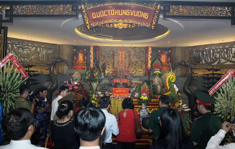 Người dân Thành phố Hồ Chí Minh dâng hương tưởng nhớ công ơn Quốc Tổ Hùng Vương nhân dịp Tết Nguyên đán Bính Thân năm 2016, tại Khu tưởng niệm các Vua Hùng. (Ảnh: Thanh Vũ/TTXVN)