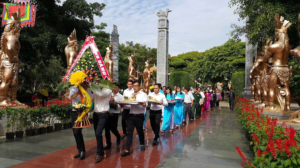 Người dân Gia Lai dâng hoa, lễ vật tưởng nhớ công ơn các Vua Hùng tại Khu tưởng niệm các Vua Hùng ở Công viên Đồng Xanh (thành phố Pleiku) trong ngày giỗ Tổ Hùng Vương năm 2017. (Ảnh: Văn Thông/TTXVN)