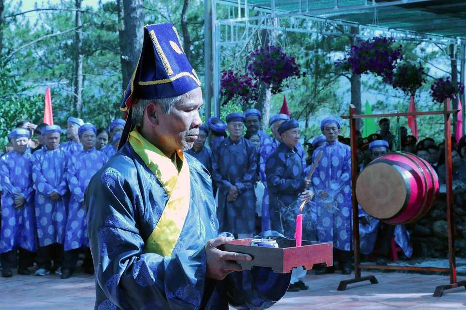 Nghi thức đọc chúc văn tưởng nhớ công ơn các Vua Hùng tại lễ giỗ tổ Hùng Vương năm 2016 ở Đà Lạt, tỉnh Lâm Đồng. (Ảnh: Quốc Hùng/TTXVN)