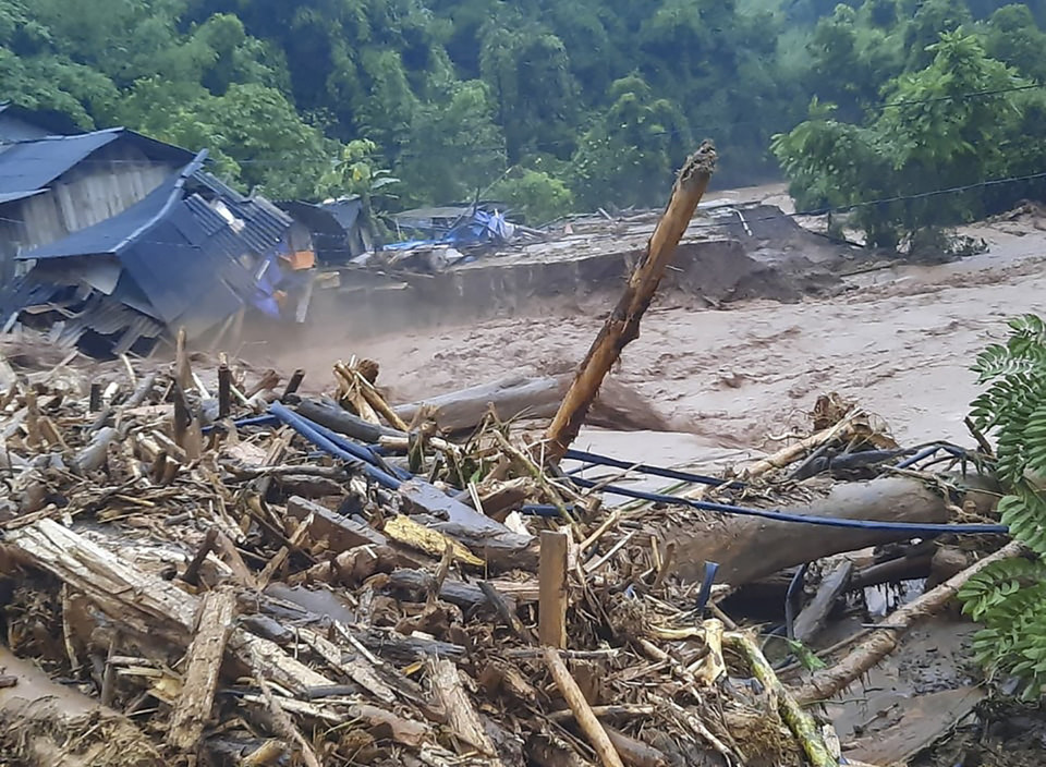 Lũ chia cắt đường đi tại xã Nậm Nhừ, huyện Nậm Pồ. (Ảnh: Xuân Tư/TTXVN)