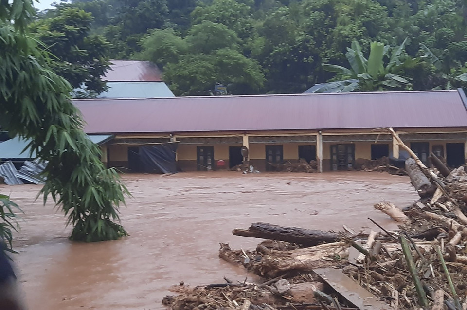 Lũ tại khu nhà nội trú Trường Tiểu học Nậm Nhừ. (Ảnh: Xuân Tư/TTXVN)