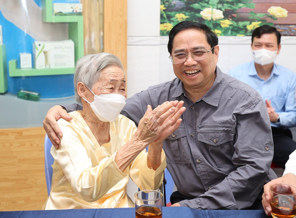 Sáng 23/1/2022, tại quận Ninh Kiều, Thành phố Cần Thơ, Thủ tướng Phạm Minh Chính đến thăm, chúc Tết Mẹ Việt Nam Anh hùng Dương Thị Nga, có chồng và con là liệt sỹ. (Ảnh: Dương Giang/TTXVN)