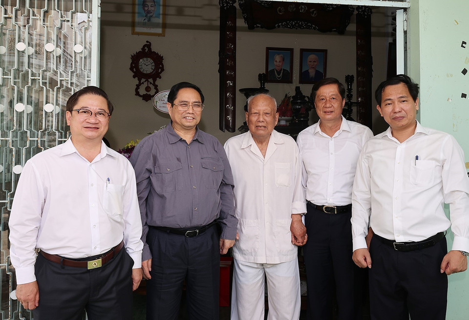 Thủ tướng Phạm Minh Chính và các lãnh đạo thành phố Cần Thơ thăm chúc Tết nguyên Trưởng ban Tổ chức Trung ương Lê Phước Thọ. (Ảnh: Dương Giang/TTXVN)
