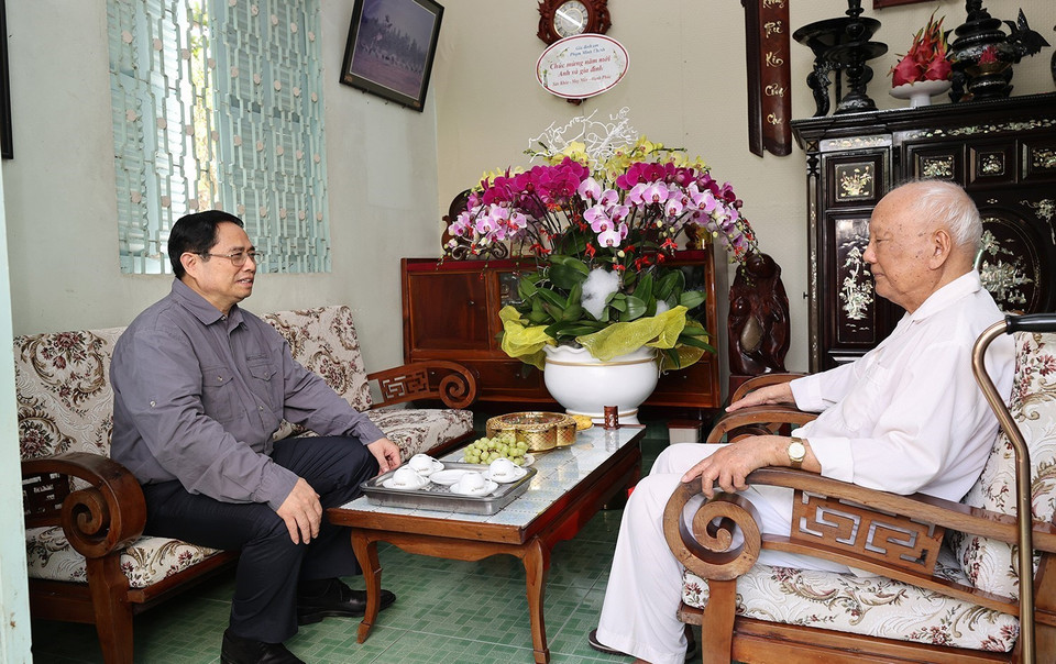 Thủ tướng Phạm Minh Chính ân cần trò chuyện cùng nguyên Trưởng ban Tổ chức Trung ương Lê Phước Thọ. (Ảnh: Dương Giang/TTXVN)