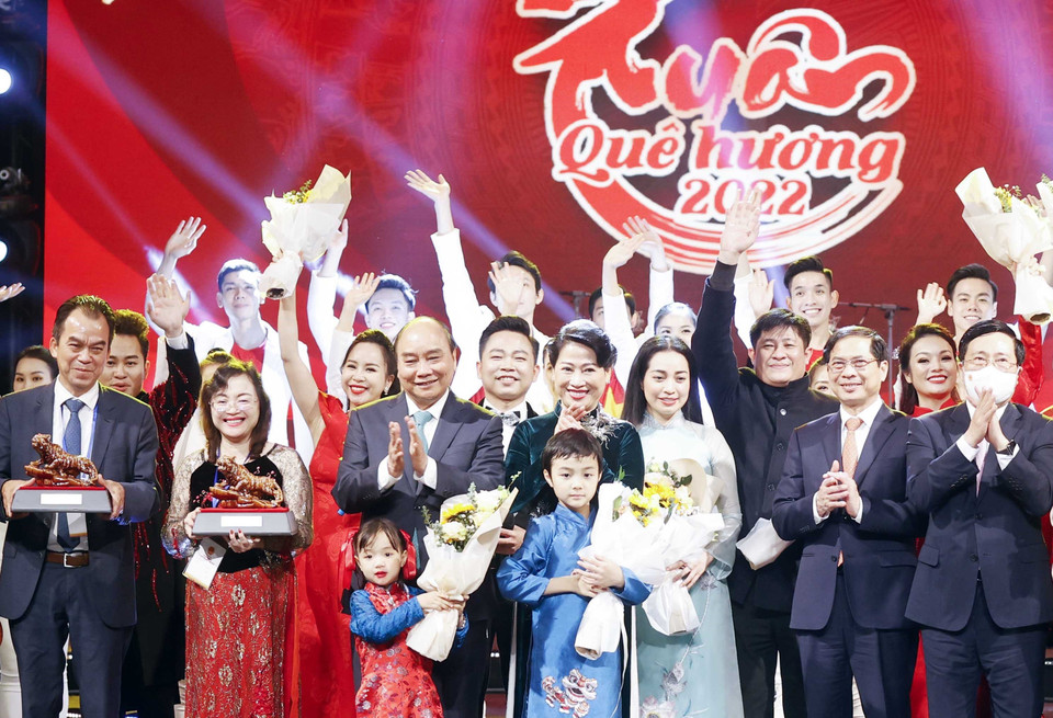 Chủ tịch nước Nguyễn Xuân Phúc cùng Phu nhân và các đồng chí Lãnh đạo Đảng, Nhà nước, Mặt trận Tổ quốc Việt Nam chung vui với kiều bào và nghệ sỹ tại Chương trình Xuân Quê hương năm 2022. (Ảnh: Thống Nhất/TTXVN)