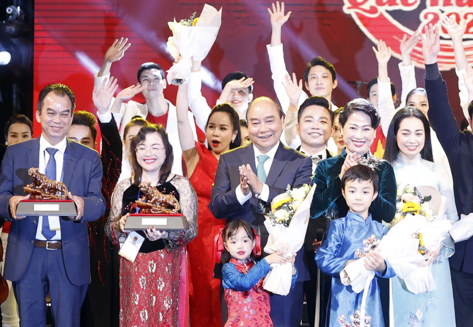 Chủ tịch nước Nguyễn Xuân Phúc cùng Phu nhân và các đồng chí Lãnh đạo Đảng, Nhà nước, Mặt trận Tổ quốc Việt Nam chung vui với kiều bào và nghệ sỹ tại Chương trình Xuân Quê hương năm 2022. (Ảnh: Thống Nhất/TTXVN)