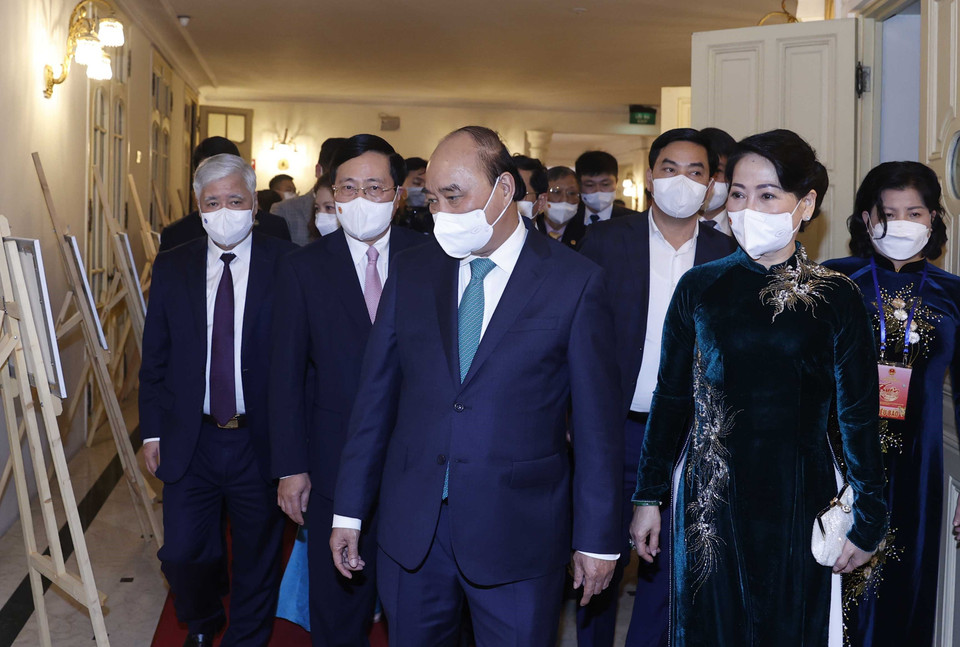 Chủ tịch nước Nguyễn Xuân Phúc cùng Phu nhân tham quan triển lãm "Một Việt Nam vững tin” bao gồm 20 tác phẩm nổi bật trong cuộc thi "Vì một Việt Nam tất thắng". (Ảnh: Thống Nhất/TTXVN)