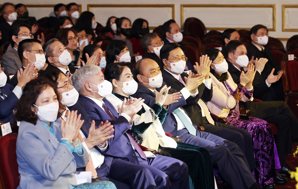 Chủ tịch nước Nguyễn Xuân Phúc cùng Phu nhân và các đồng chí Lãnh đạo Đảng, Nhà nước, Mặt trận Tổ quốc Việt Nam và bà con kiều bào dự Chương trình Xuân Quê hương năm 2022. (Ảnh: Thống Nhất/TTXVN)