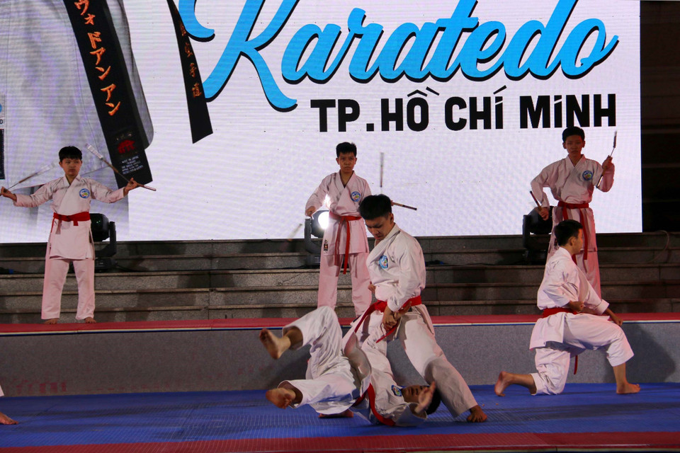 Các võ sinh bộ môn Karatedo tham gia đối luyện tại Liên hoan võ thuật Thành phố Hồ Chí Minh lần thứ nhất - năm 2022. (Ảnh: Thanh Vũ/TTXVN)