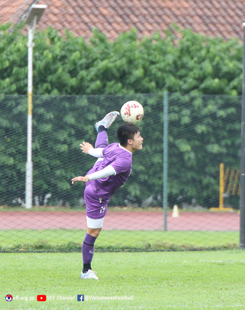 Quang Hải, cầu thủ chơi hay nhất tuyển Việt Nam ở lượt đi, phô diễn kỹ thuật trong buổi tập. (Nguồn: VFF)