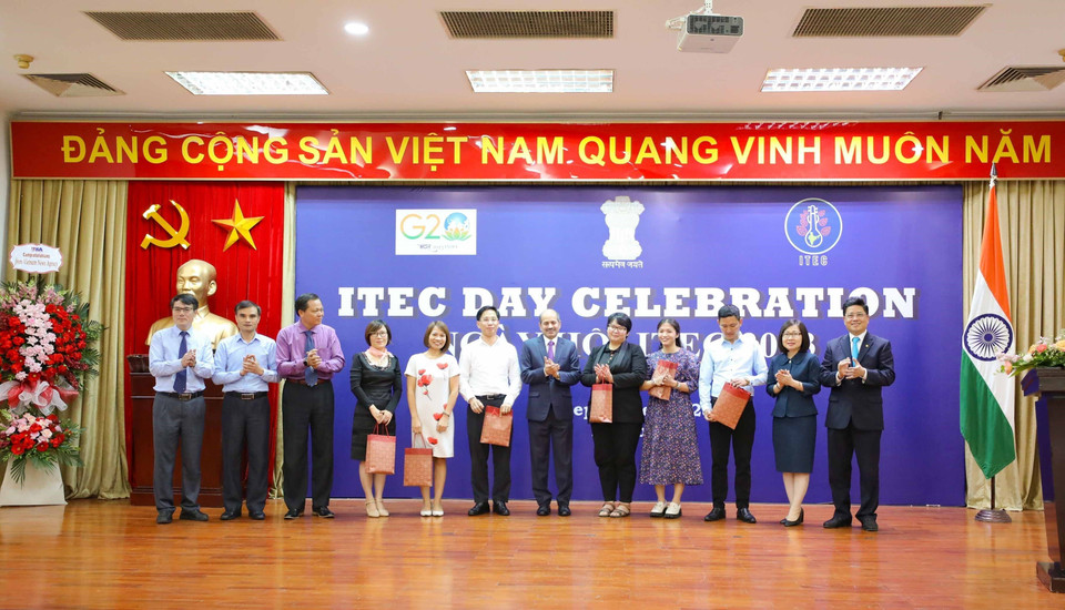 Trao giải phần thi hỏi đáp tìm hiểu về Ấn Độ trong ngày hội.(Ảnh: Thanh Tùng/TTXVN)