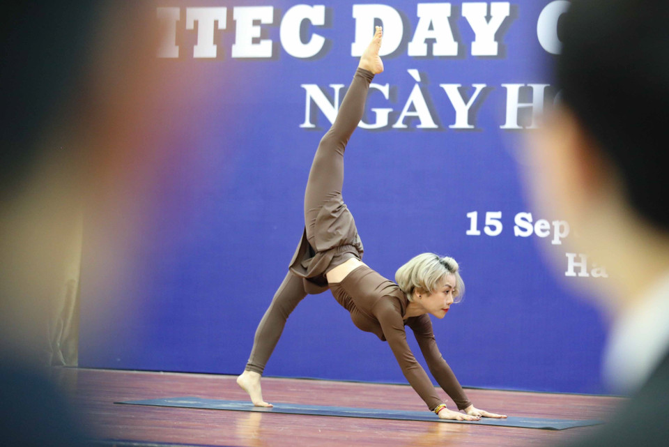 Trình diễn Yoga của cựu học viên Nguyễn Thị Thương. (Ảnh: Thanh Tùng/TTXVN)